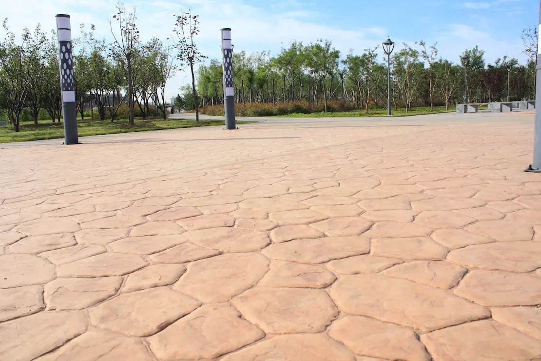 Zona de relajación de una universidad con piso de concreto estampado.